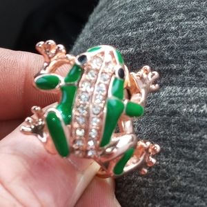 Diamond frog ring